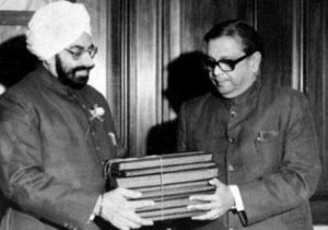 Image of B P Mandal submitting his report to President Giani Zail Singh