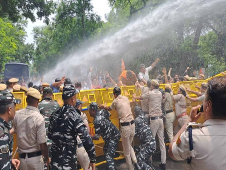 Delhi BJP Protest: ‘आप’ दफ्तर के बाहर बीजेपी का जोरदार प्रदर्शन, दिल्ली में बाढ़ से आई तबाही पर नेताओं ने दिल्ली सरकार को घेरा