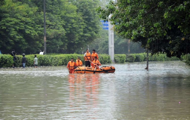 Delhi Flood Update: दिल्ली में डगमगा रहा यमुना नदी का जलस्तर! लेकिन लोगों को मिली ये बड़ी सुविधा…जानिए अभी कैसी है स्थिति?