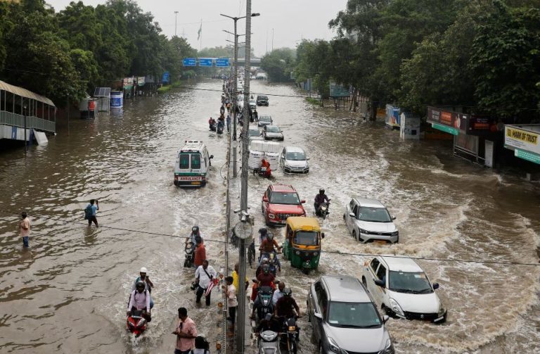 Delhi Politics: दिल्ली में बाढ़ सोची समझी साजिश! बाढ़ को लेकर शुरू हुई राजनीति, AAP ने BJP पर जमकर कसा तंज…कही ये बड़ी बात…