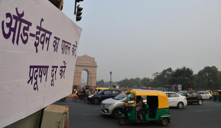 Odd-Even Delhi: आज से लागू होने वाले ऑड-ईवन नियम पर लगी रोक, आगे लिया जा सकता है बड़ा फैसला!
