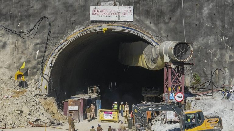 Uttarkashi Tunnel Rescue: सुरंग में फंसे मजदूरों को अभी और करना होगा इंतजार! रेस्क्यू ऑपरेशन में आ रहीं कई दिक्कतें, प्रशासन कर रहा प्रयास