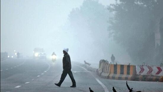 Weather Update: दिल्ली समेत पूरे उत्तर भारत में कड़ाके की ठंड, दो दिनों तक बारिश का भी अलर्ट!