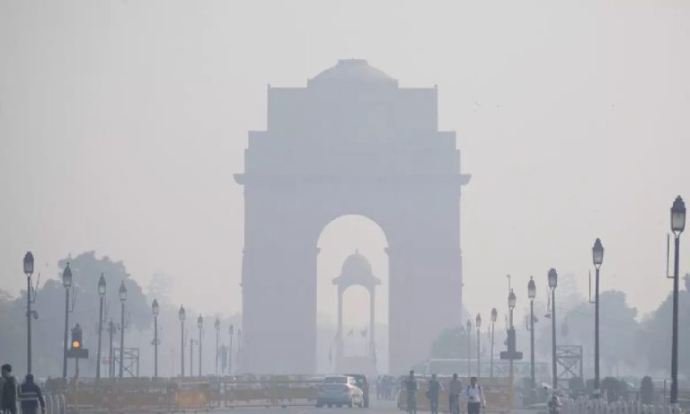 Weather: दिल्ली समेत उत्तर भारत के कई राज्यों को अभी नहीं मिलेगी ठंड से राहत! कोहरे के चलते ट्रेन-फ्लाइट लेट, शिमला से ज्यादा ठंडी राजधानी