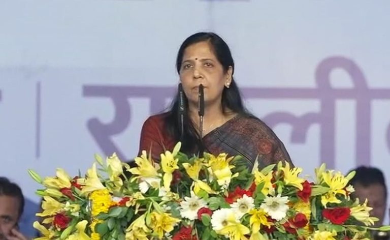 Sunita Kejriwal से मिले AAP के 55 विधायक, कहा- ‘इस्तीफा न दें केजरीवाल, जेल से चलाएं सरकार…’